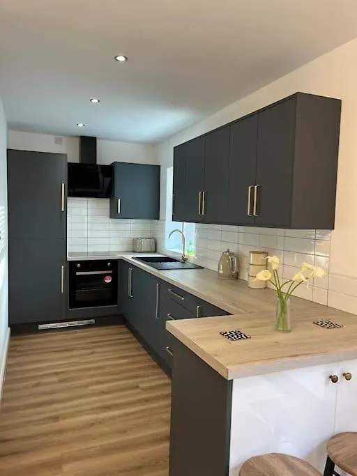 Luxury Detached House Sheffield City Centre Sleeps 4 0*,  United Kingdom